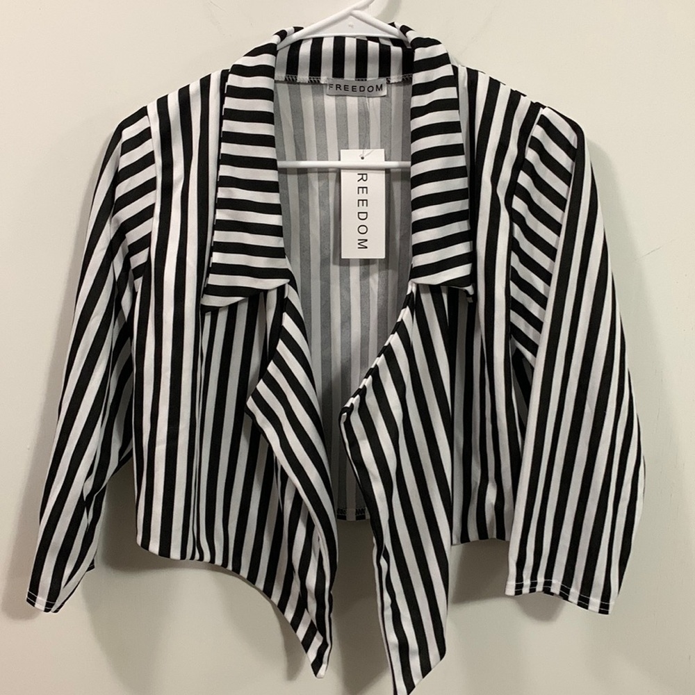 Freedom black and white cropped cover new w tag no closure Sz Small
